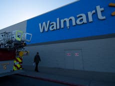 Bebé dispara a madre y hermanito en estacionamiento de Walmart en Texas