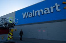 Bebé dispara a madre y hermanito en estacionamiento de Walmart en Texas