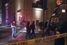 Camión lleno de cadáveres es abandonado junto a árbol de Navidad frente a oficina de gobernador mexicano