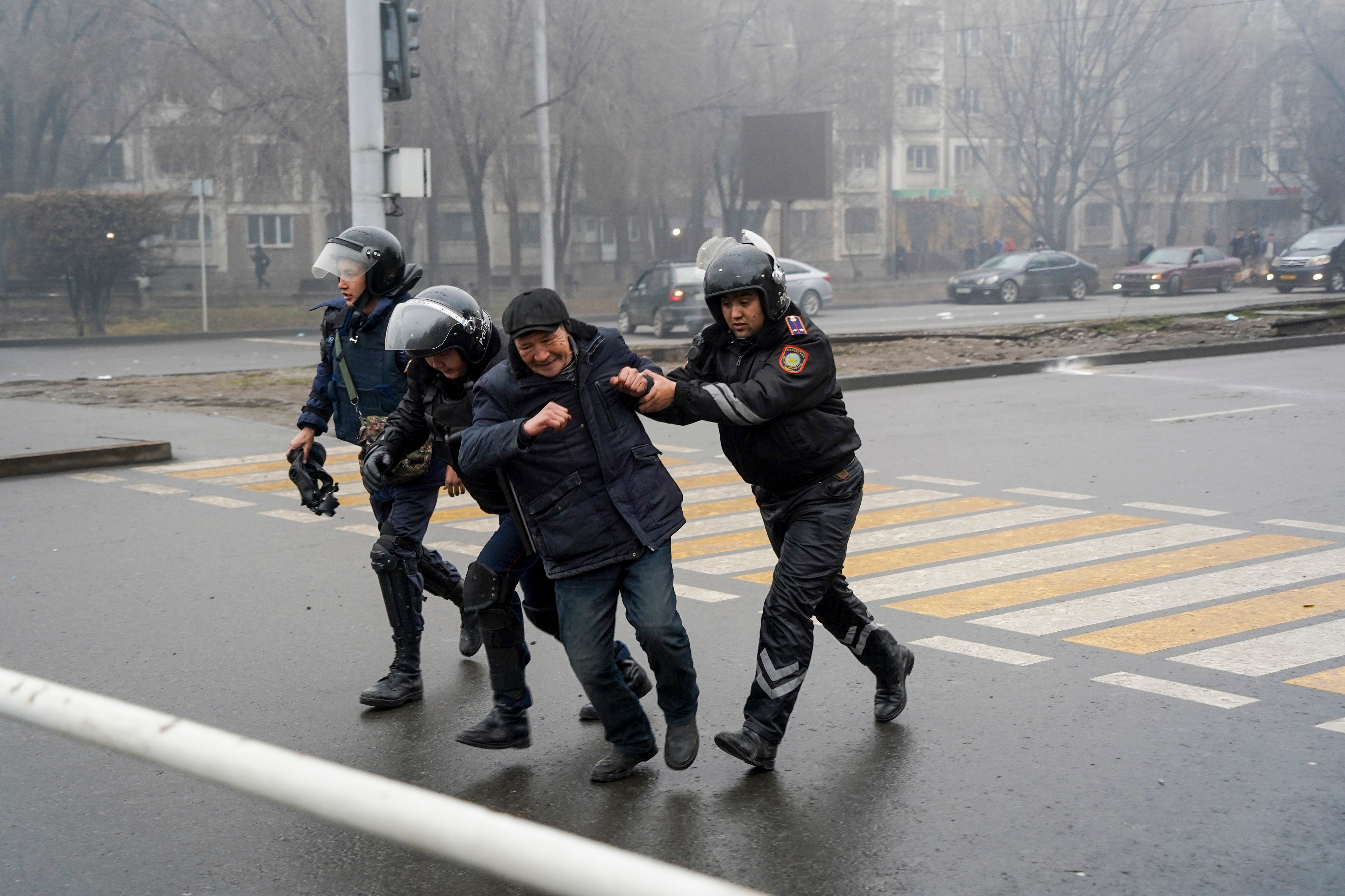 Policías detienen a un manifestante durante una protesta en Almaty