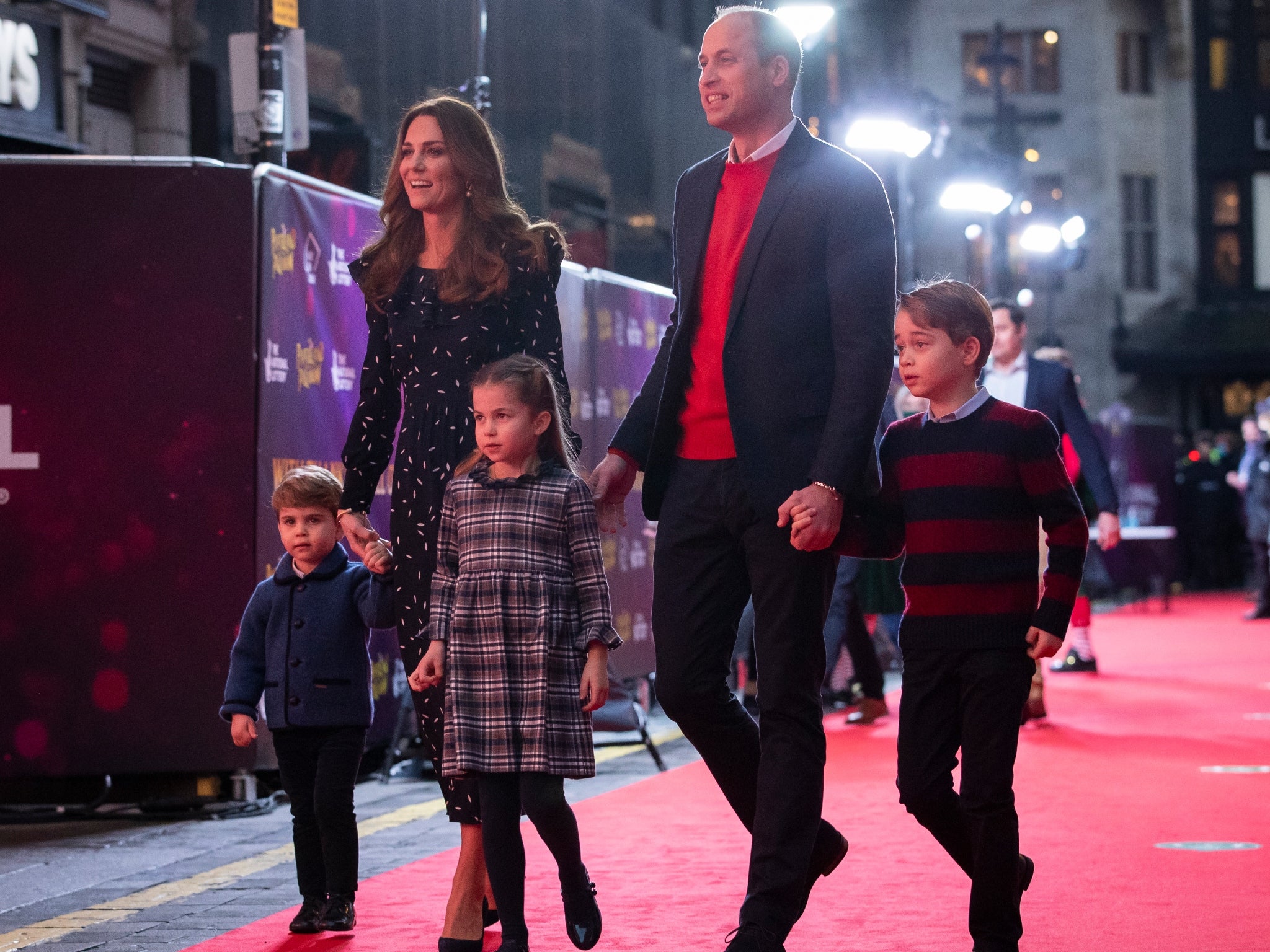 William y Kate con sus hijos, el príncipe Louis, la princesa Charlotte y el príncipe George, en 2020