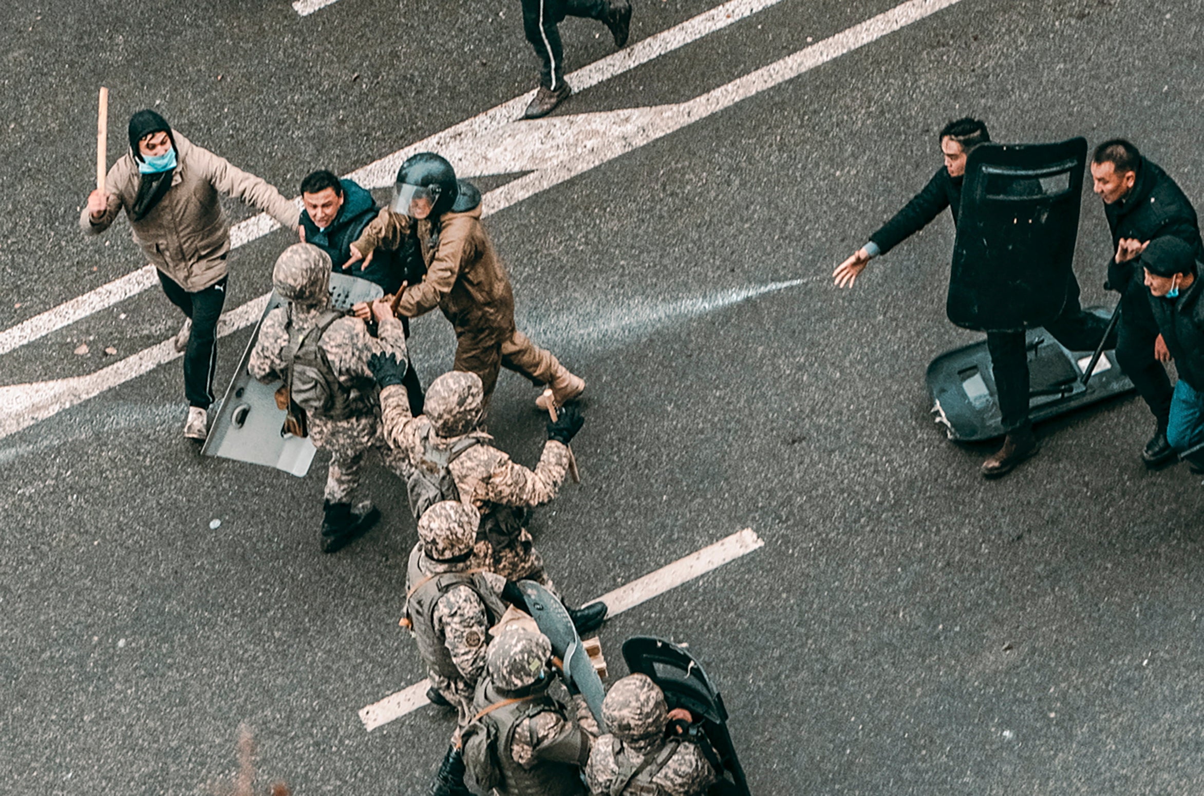 Los manifestantes se enfrentan a la policía kazaja en Almaty