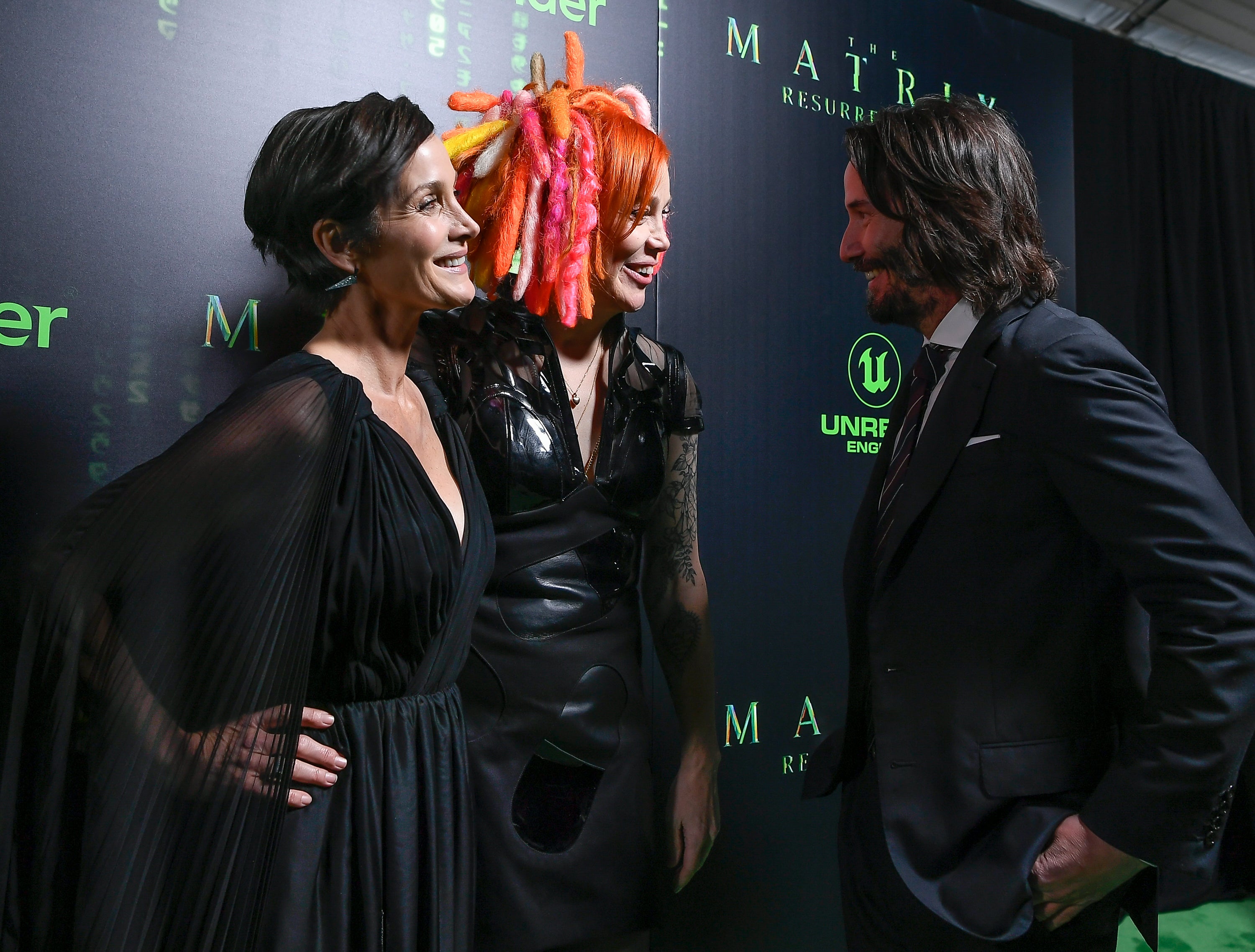 Carrie-Anne Moss, Lana Wachowski y Keanu Reeves en una proyección de ‘The Matrix Resurrections’ en 18 de diciembre de 2021 en San Francisco, California