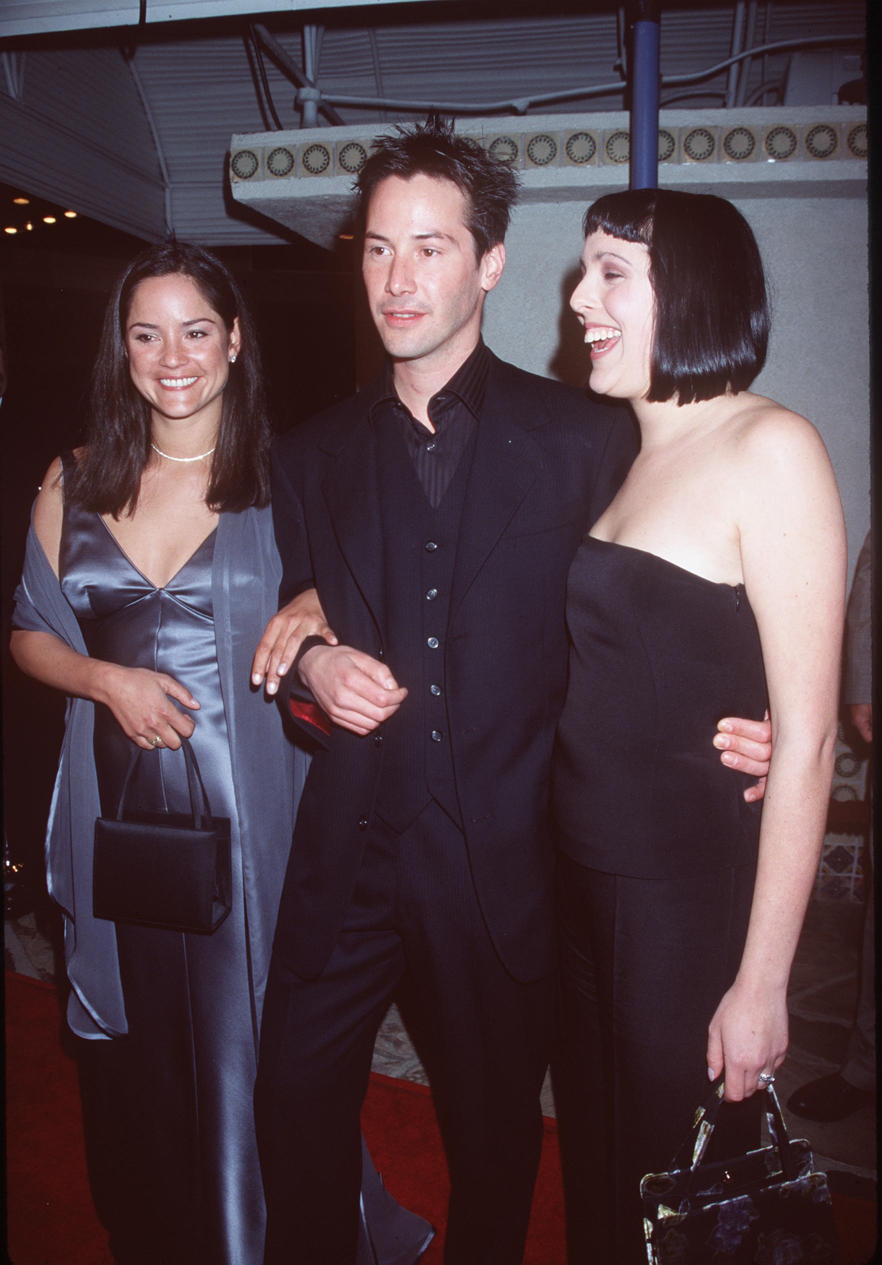 Keanu Reeves con sus hermanas Kim Reeves (izquierda) y Karina Miller (derecha) en el estreno de ‘The Matrix’ el 24 de marzo de 1999 en Westwood, California