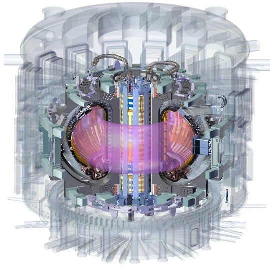 Representación del dispositivo ITER completo, en el que una cámara en forma de dona contendrá plasma sobrecalentado hasta que se produzca la fusión nuclear entre iones de hidrógeno.