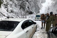 Mueren de frío 22 atrapados en autos tras nevada en Pakistán