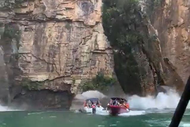 Los videos mostraron una losa de la pared del cañón cayendo sobre lanchas a motor en Minas Gerais, Brasil
