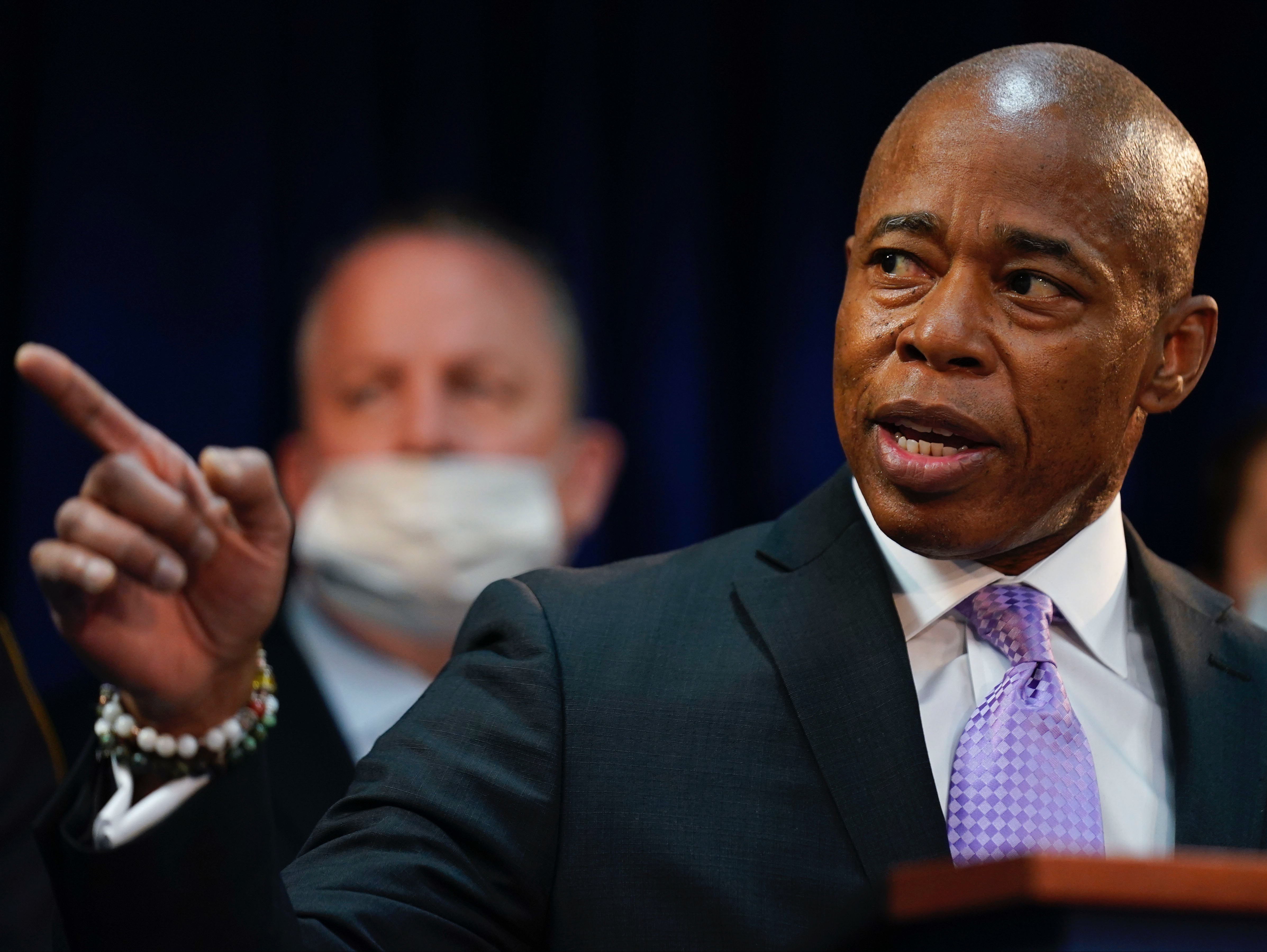 El nuevo alcalde de Nueva York, Eric Adams, nombra a su hermano para el cargo más importante de la policía