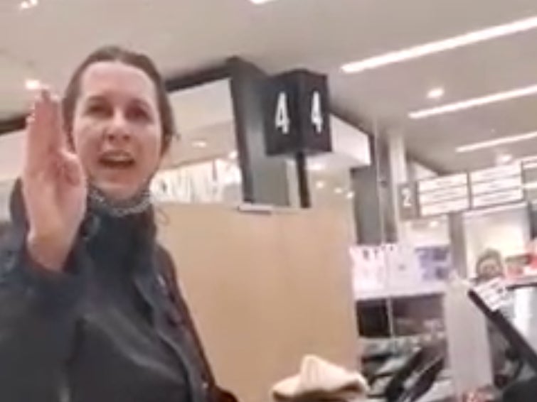 Mujer acusa a pareja china en supermercado de Montreal de ser responsable del covid