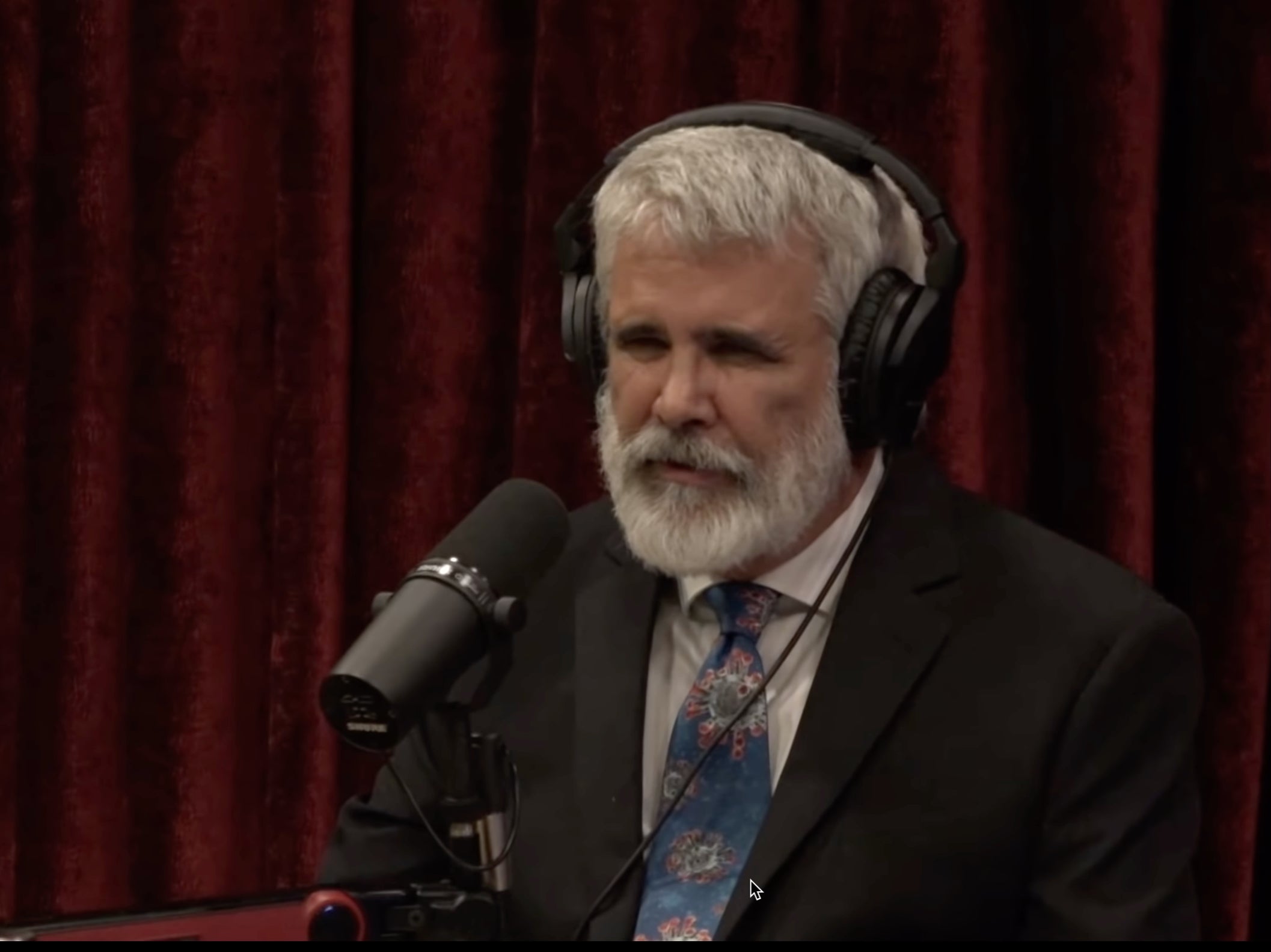 Los expertos desmienten la teoría de la psicosis masiva de covid-19, presentada en el podcast de Joe Rogan