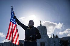 Trump promueve teoría de conspiración de que agentes federales fueron responsables de ataque al Capitolio