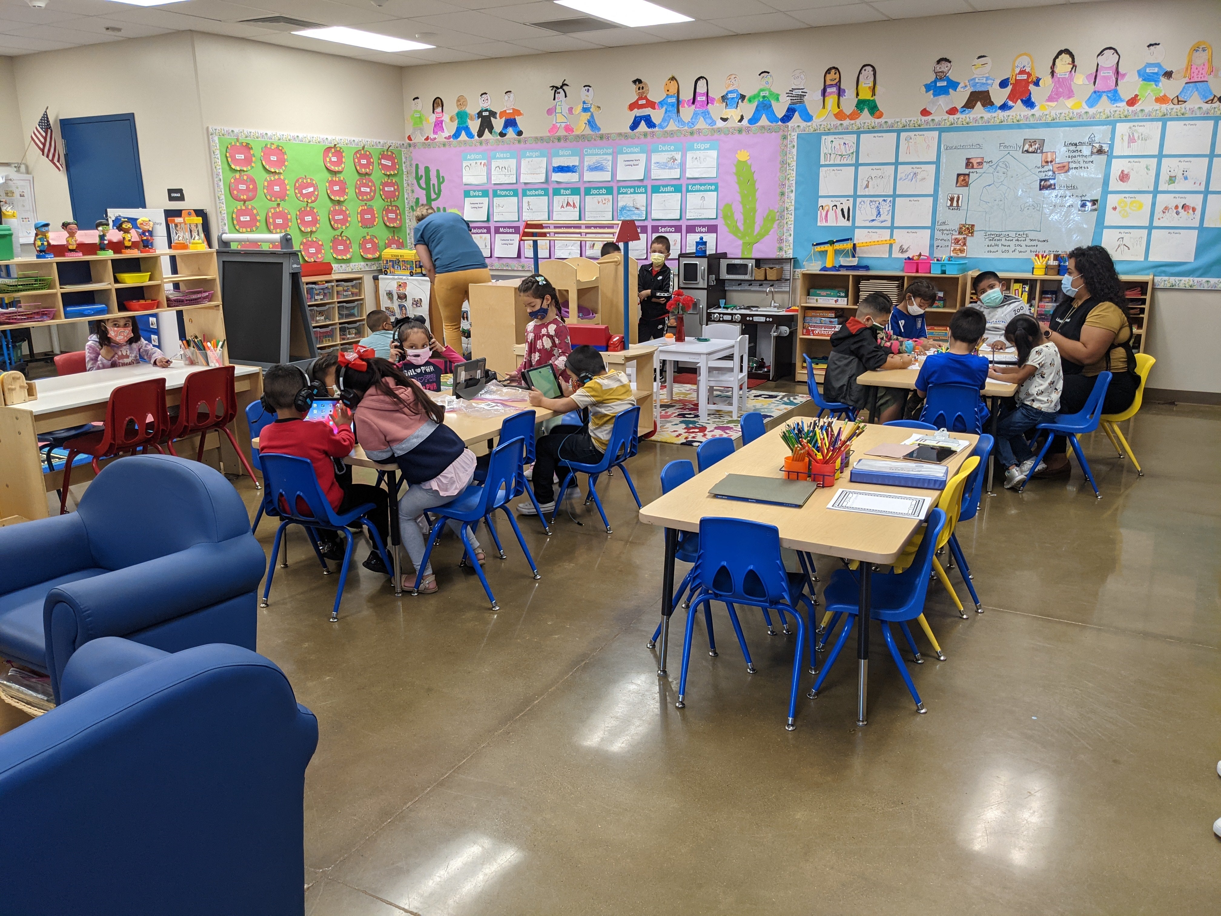 Estudiantes en una clase de kinder transicional en Washington Elementary, una escuela K-8 en el distrito Lindsay Unified, trabajan en grupos pequeños.