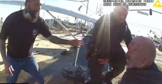 Avión es golpeado por tren segundos después de que rescatistas liberaran al piloto en un impresionante vídeo