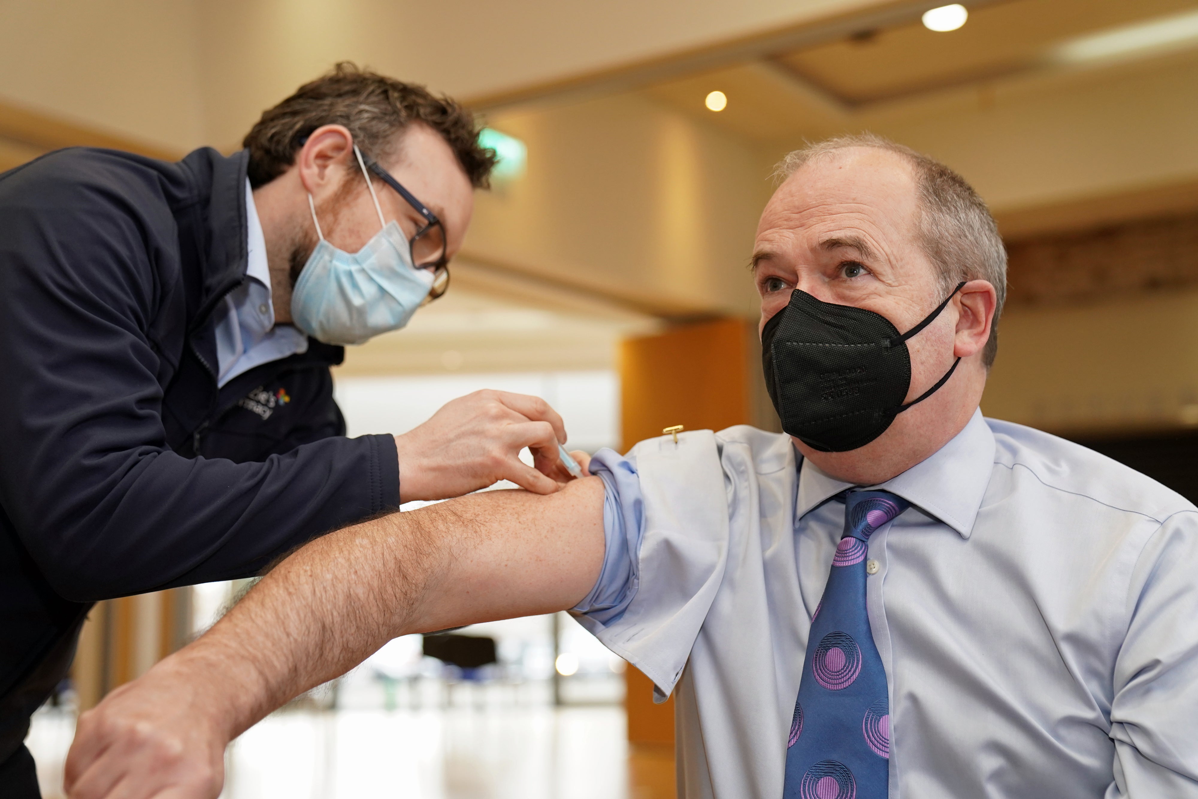 El médico en jefe de Irlanda del Norte Michael McBride recibe su vacuna de refuerzo contra el covid-19