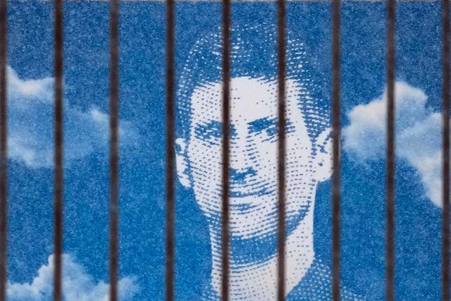 <p>Una pancarta con la imagen del tenista serbio Novak Djokovic en un edificio de Belgrado, Serbia, 10 de enero de 2022</p>