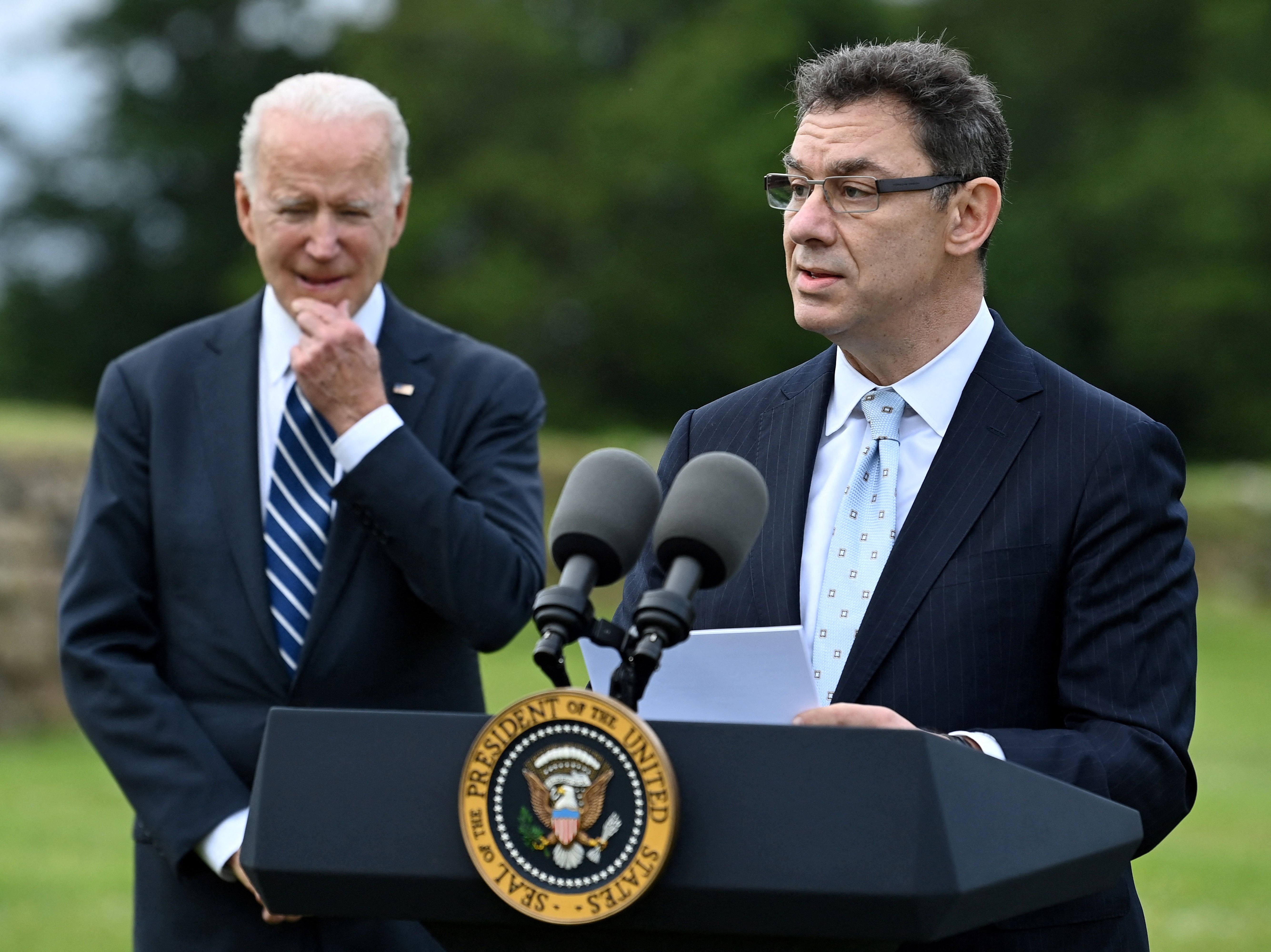 Director general de Pfizer anuncia que la vacuna contra ómicron estará lista en marzo