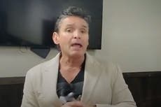 Líder antivacunas insta a sus seguidores a beber orina para protegerse contra el covid