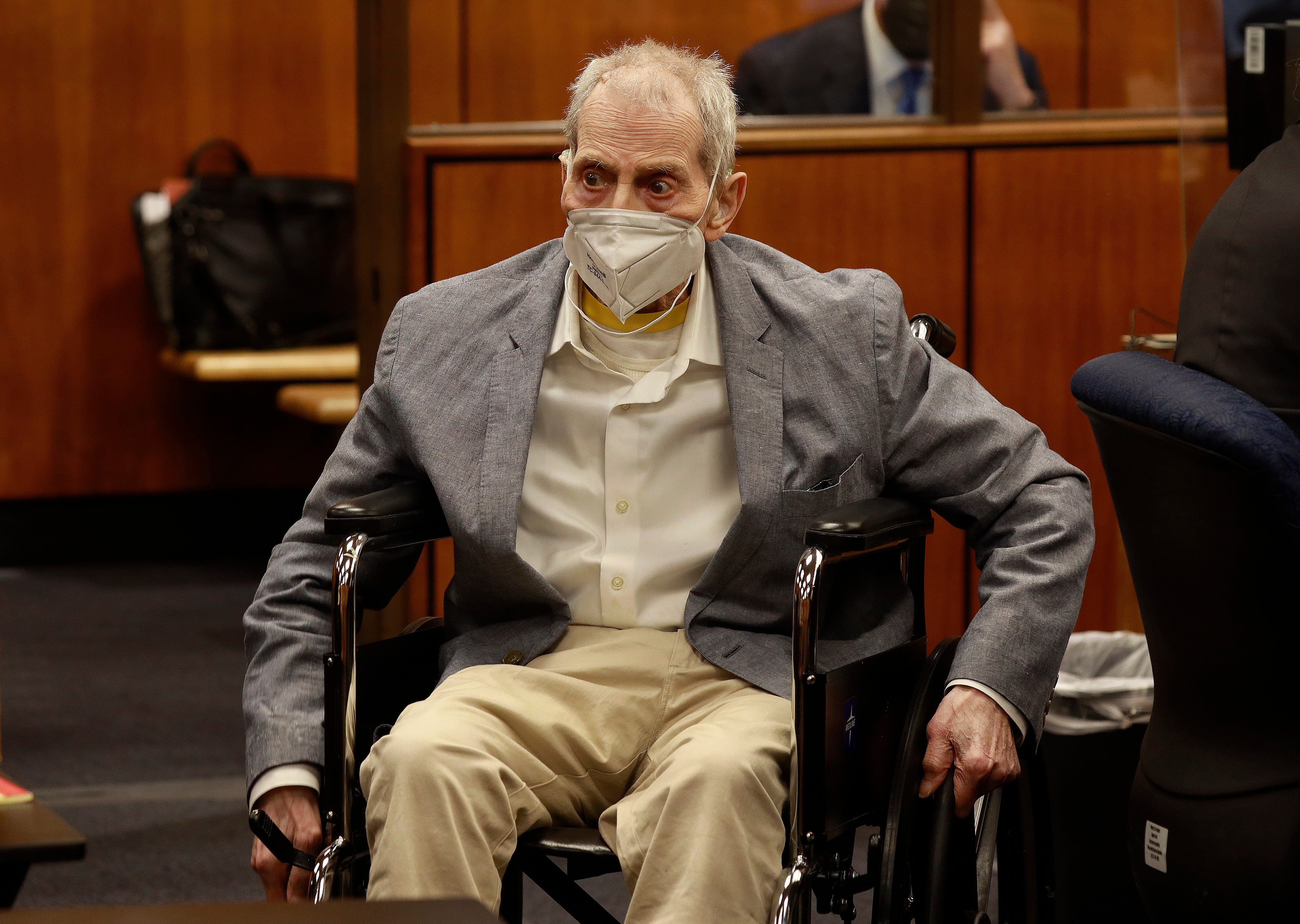 Robert Durst observa a la gente en el tribunal durante su juicio por el asesinato de Susan Berman en septiembre