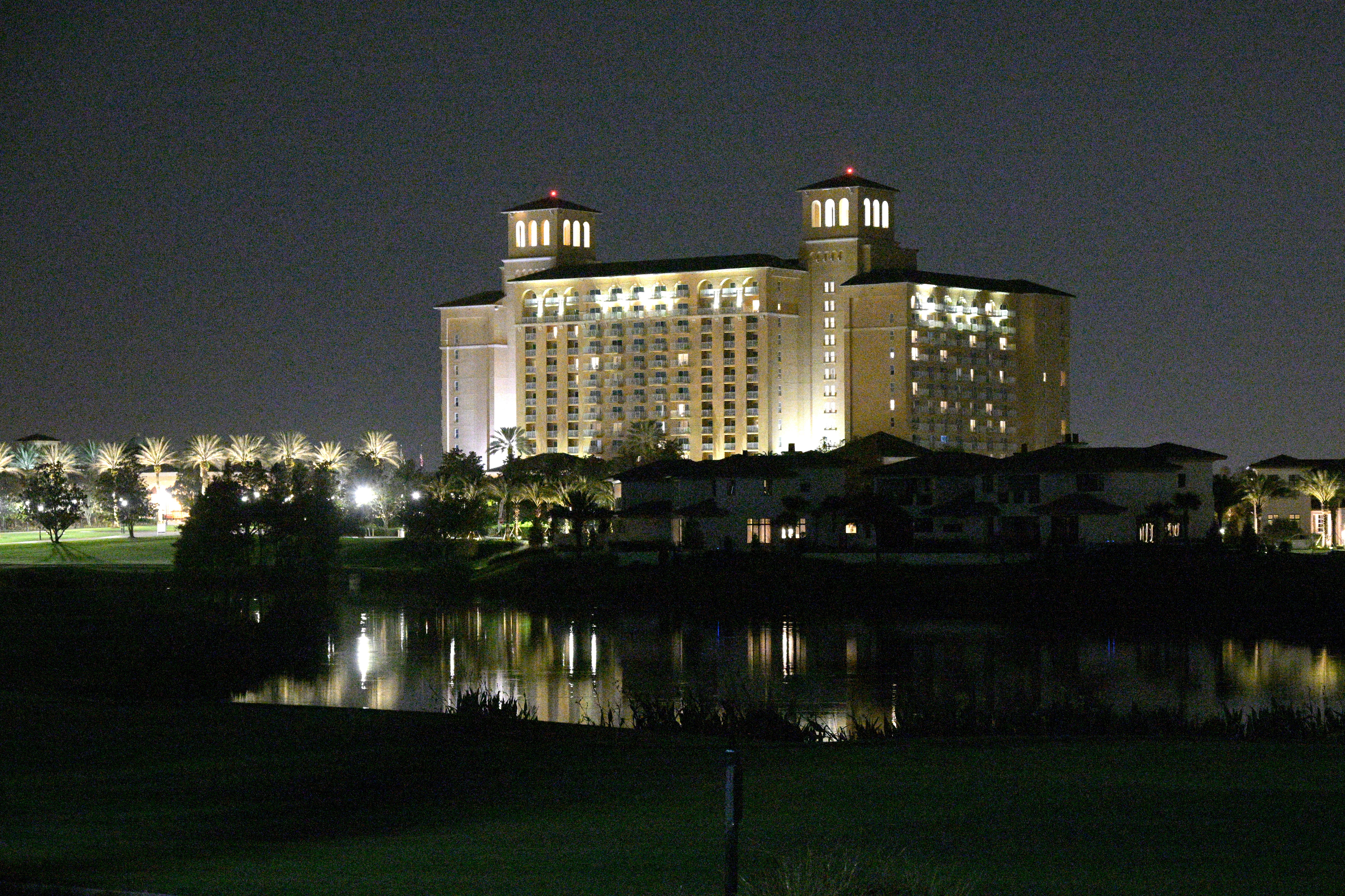 El hotel Ritz-Carlton Orlando, Grande Lakes, a la derecha, se ve donde el actor y comediante Bob Saget fue encontrado muerto, el domingo 9 de enero de 2022, en Orlando, Florida