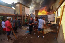 Incendio arrasa con 100 casas de madera en Chile 