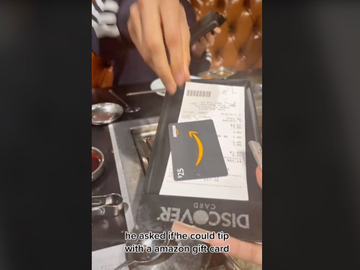 Familia genera debate al dar propina con tarjeta de regalo de Amazon