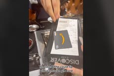 Familia genera debate al dar propina con tarjeta de regalo de Amazon