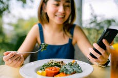 La salud de las mujeres en riesgo debido al aumento de las dietas sin carne, dice un científico