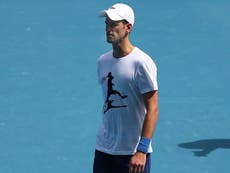 Reporteros australianos captados por cámara al llamar a Novak Djokovic un “patán escurridizo y mentiroso”