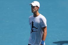 Reporteros australianos captados por cámara al llamar a Novak Djokovic un “patán escurridizo y mentiroso”