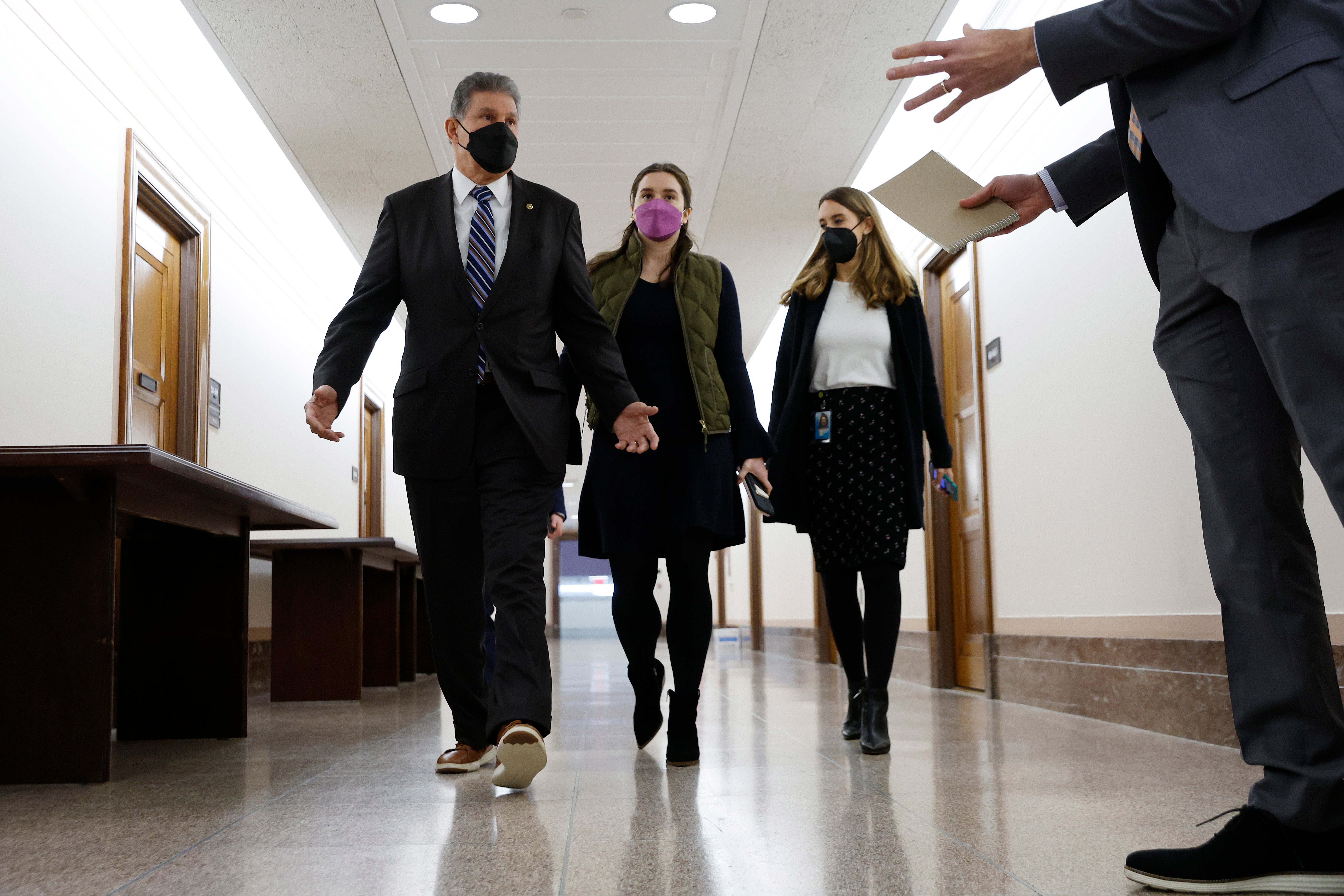 Manchin acaba con cambios a Ley de derecho al voto momentos antes del discurso de Biden