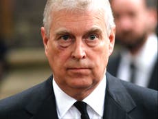 Es “probable que la Reina pague” el acuerdo por abuso sexual de 10 millones de libras de su hijo Andrew