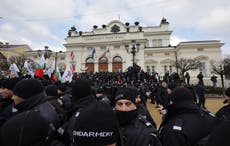 Manifestantes antivacunas buscan asaltar Parlamento búlgaro
