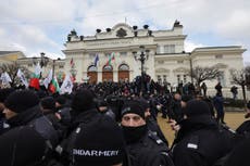 Manifestantes antivacunas buscan asaltar Parlamento búlgaro