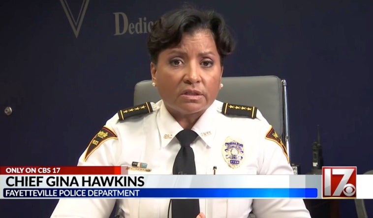 La jefa de policía Gina Hawkins de Fayeteville defendió la falta de arrestos y acusaciones en contra del oficial