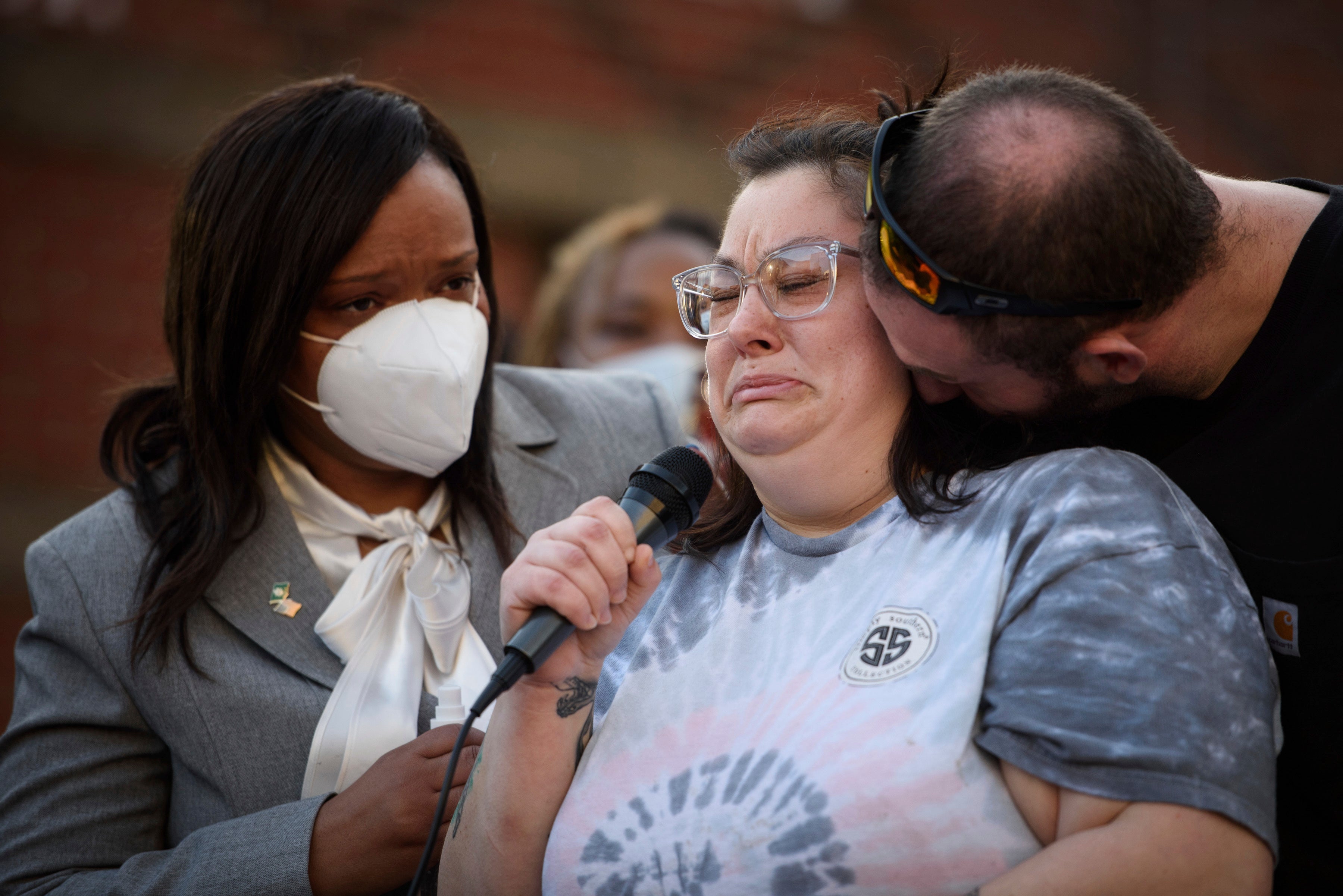 La enfermera de traumatología Elizabeth Ricks llora mientras cuenta cómo brindó asistencia a Jason Walker durante una protesta frente al Departamento de Policía de Fayetteville el domingo
