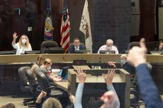 EEUU: Aumento de COVID-19 renueva debate sobre mascarillas