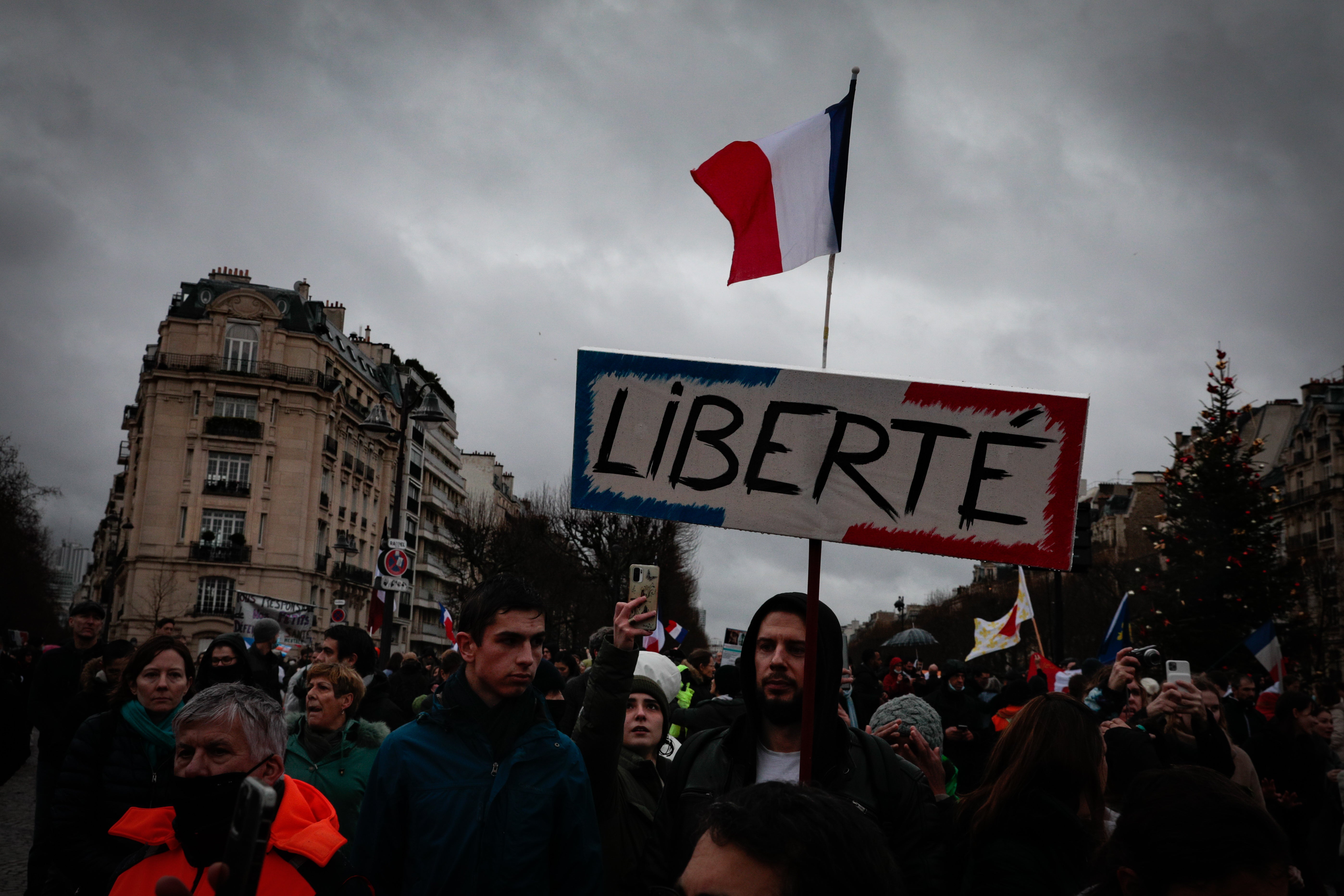 Protesta contra la vacunación obligatoria de covid-19 en París