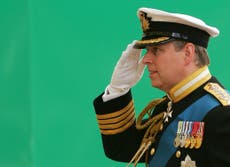El príncipe Andrew es despojado de sus títulos militares luego de que el caso de abuso sexual pase a juicio