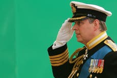 El príncipe Andrew es despojado de sus títulos militares luego de que el caso de abuso sexual pase a juicio