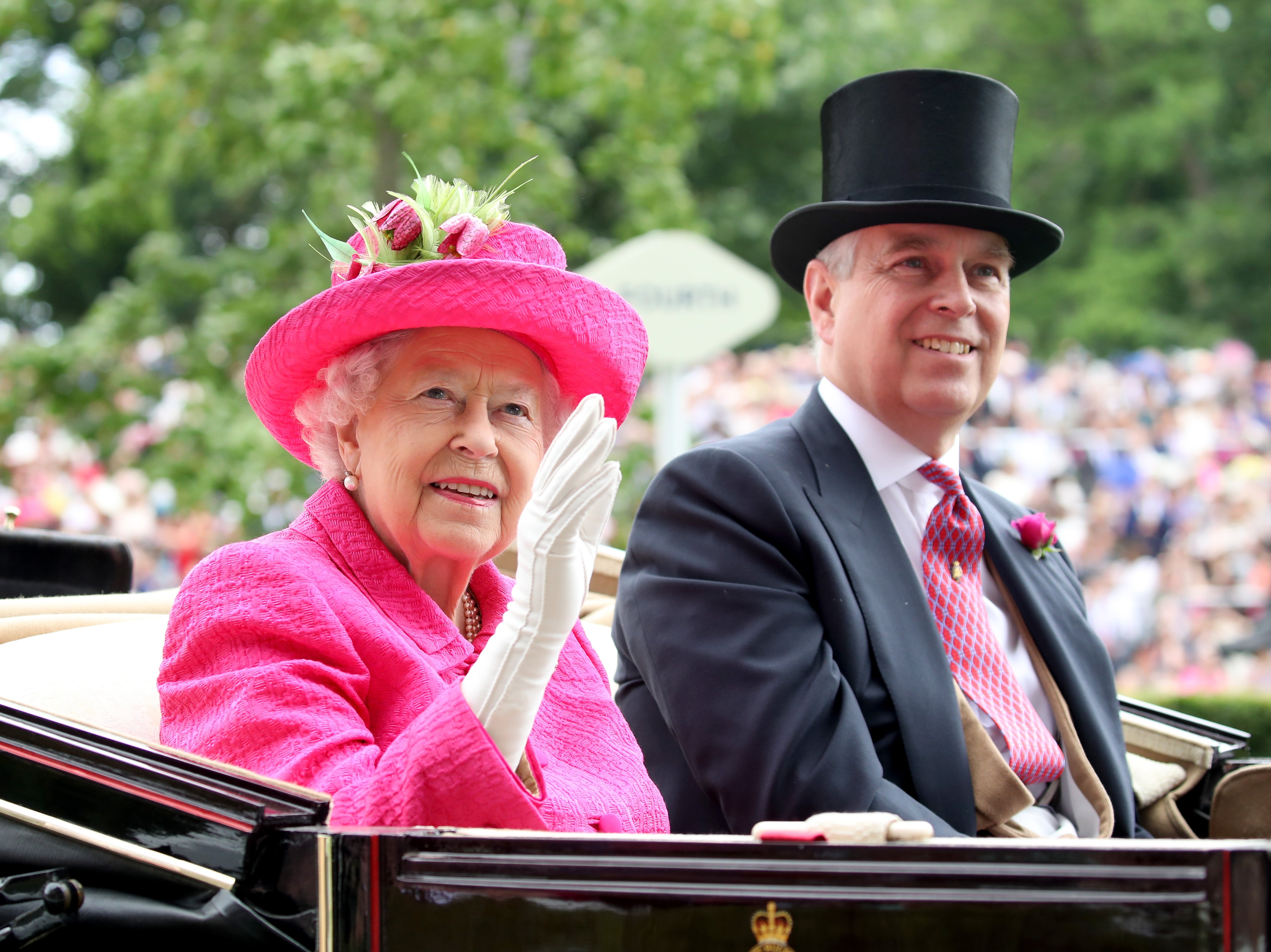 La reina contrajo covid tras una reunión con su hijo el príncipe Charles