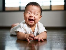 Mujer japonesa da bebé en adopción tras descubrir identidad de donante de esperma