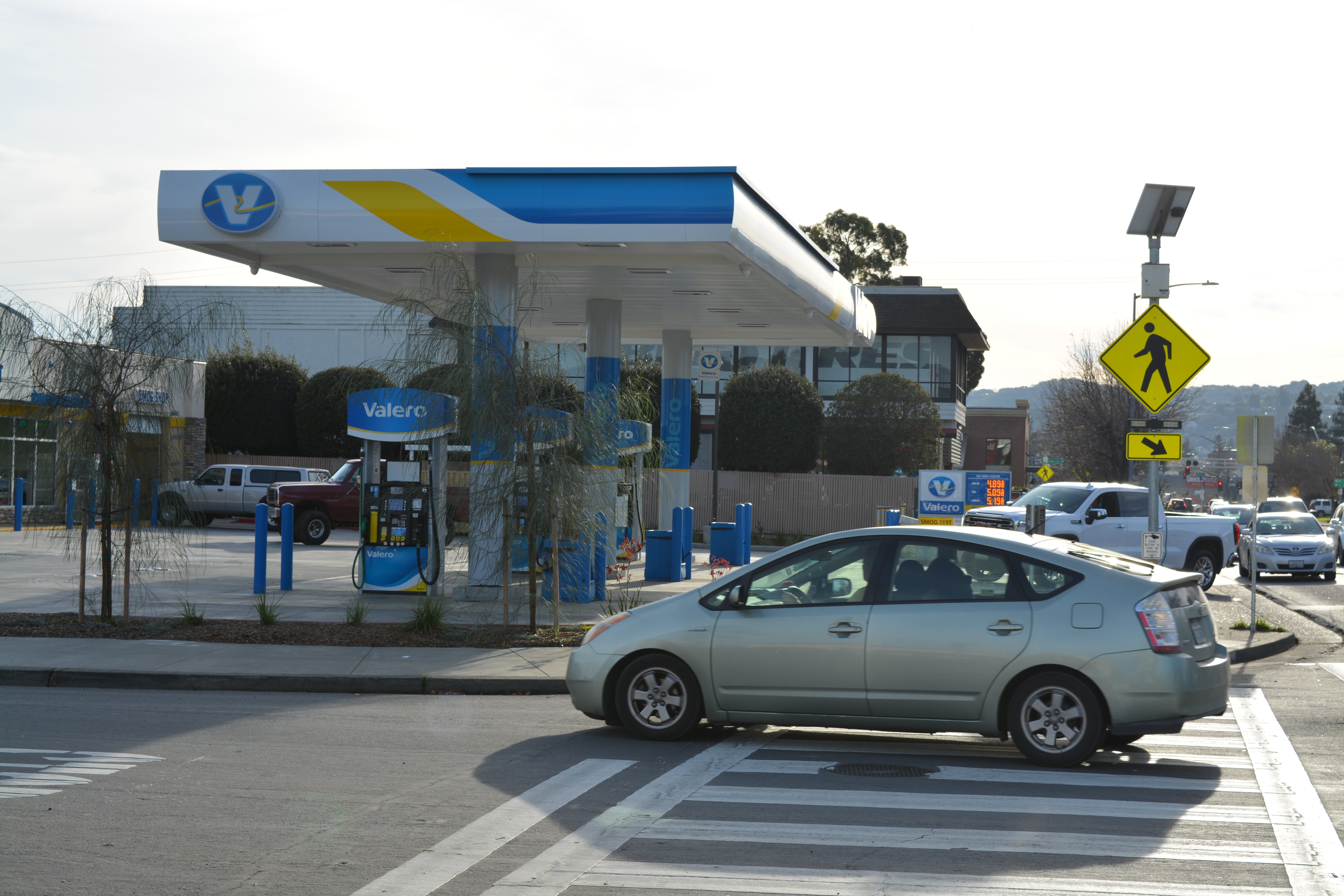 Autos conducen frente a una gasolinera en Petaluma, California, el 11 de enero de 2021: la ciudad es la primera de Estados Unidos que prohíbe la construcción de gasolineras nuevas