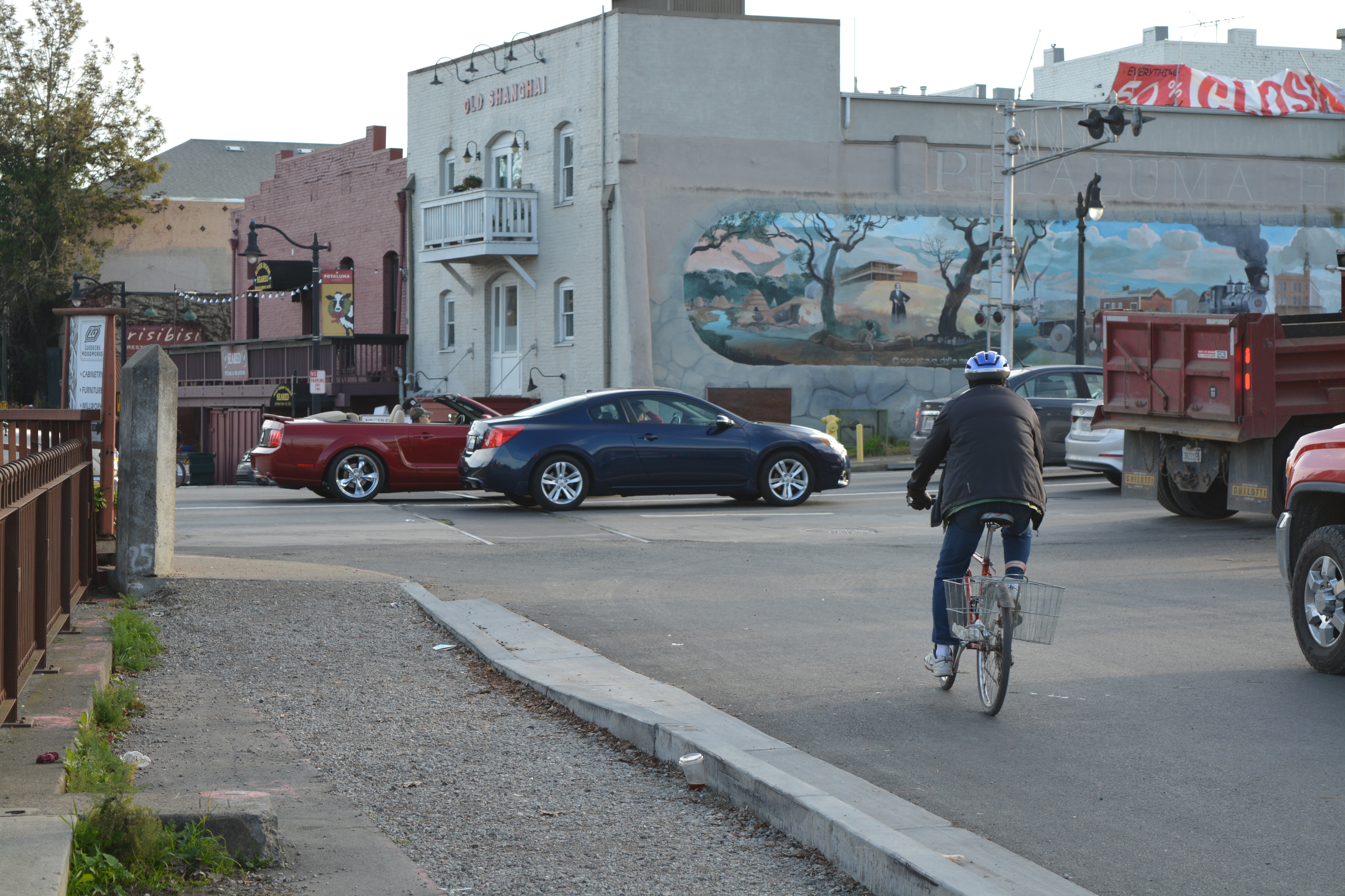 Las autoridades esperan que los residentes de Petaluma, que tiene una geografía principalmente plana, adopte medios de transporte más sostenibles, como la bicicleta