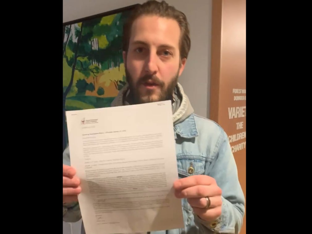 Austin Fergason sostiene una carta de la organización benéfica en un video publicado en Facebook