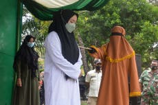 Mujer indonesia azotada 100 veces por adulterio; su pareja recibe solo 15 latigazos
