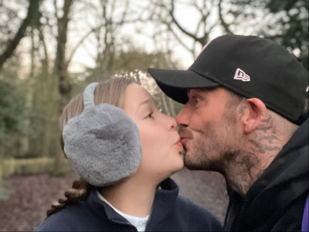 David Beckham reaviva el debate sobre la paternidad “adecuada” tras besar a su hija de 10 años en los labios