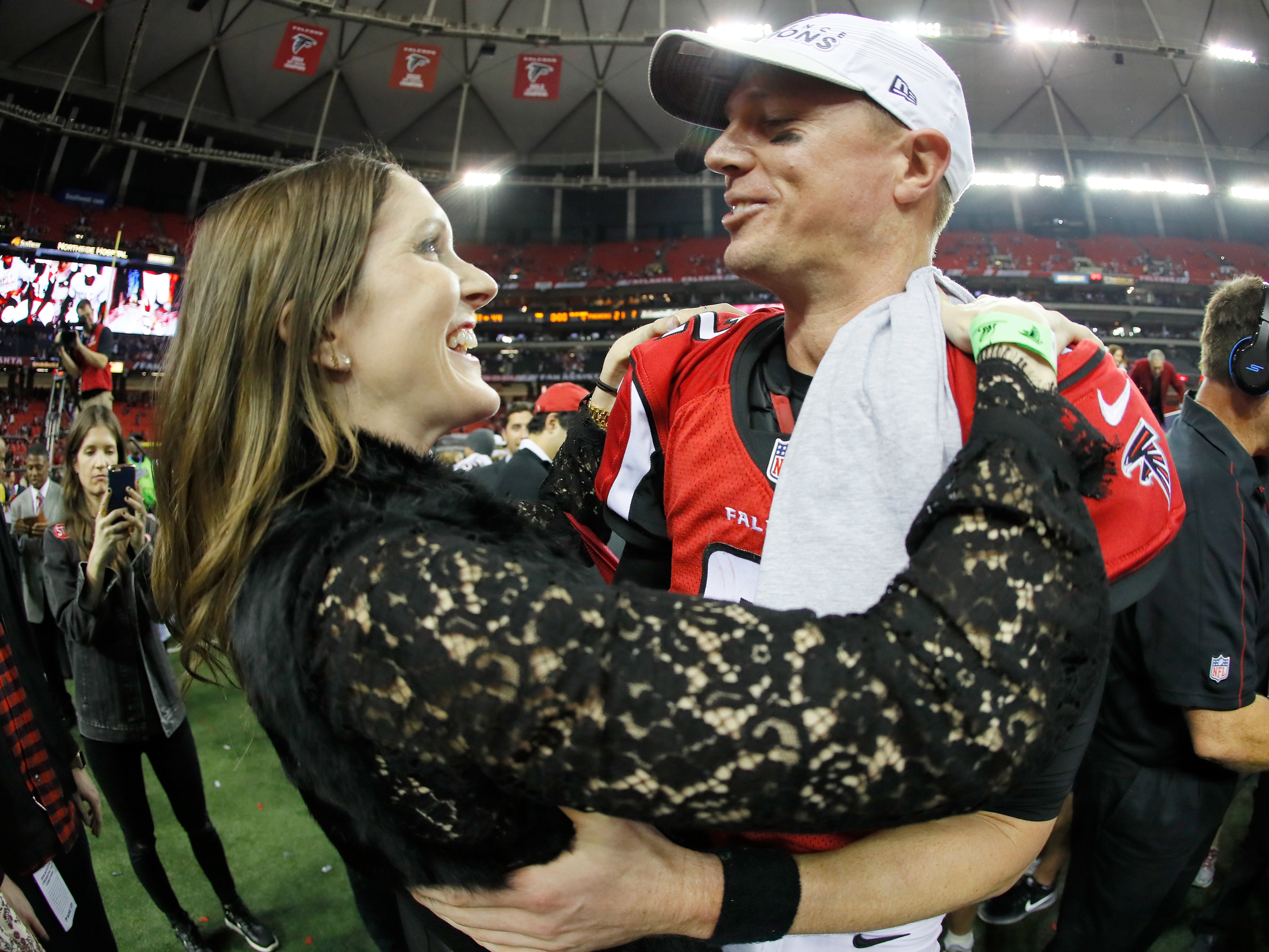 Leonardo DiCaprio lamió la oreja de la esposa de un jugador de la NFL frente a él