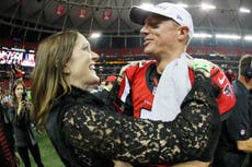 Leonardo DiCaprio lamió la oreja de la esposa de un jugador de la NFL frente a él