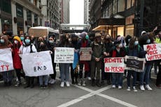 Estudiantes en Chicago abandonan aulas en protesta por COVID