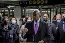 Muere mujer al ser empujada a vías del metro en NY